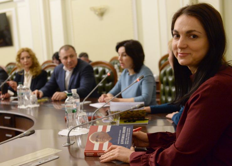 У Верховній Раді України відбулася презентація автобіографії Джона Маккейна «Буремна хвиля» в рамках проекту КНИЖКОВИЙ КЛУБ ВЕРХОВНОЇ РАДИ УКРАЇНИ «САМІТ З КНИГОЮ»

Відкриваючи засідання Книжкового клубу, присвячене презентації автобіографічної книжки американського сенатора Джона Маккейна «Буремна хвиля: добрі часи, праведні справи, великі битви та інші звитяги», модераторка заходу Світлана Привалова нагадала, що цей американський політики був великим другом України і що на його честь у Києві названо вулицю.
«Через всю книгу Джона Маккейна проходить думка про важливість служіння народу». - сказала керівниця видавництва «Vivat», котре видало книгу, Юлія Орлова, розповідаючи про причини вибору цієї книги для опублікування. «Мені захотілось познайомити максимально велику кількість людей з позицією людини, важливої для мене, для Америки і для всього світу», - додала Юлія Орлова. Вона також зазначила, що на її думку, «дана книга має бути однією з настільних книг у наших політиків і громадських діячів». При цьому видавець не виключила, що книжка може бути цікавою для широкого кола читачів, оскільки в ній багато особистого.
Своїми враженнями від книги поділилася народний депутат України VIII скликання, екс-голова Комітету у закордонних справах Ганна Гопко.
Надзвичайний і Повноважний Посол України, заступник Міністра закордонних справ України (2007-2010), представник України при Європейському Союзі (2010-2015) Костянтин Єлісєєв зазначив, що із захопленням прочитав презентовану сьогодні автобіографію.

У презентації також взяли участь: народні депутати України; Надзвичайний і Повноважний Посол України, виконуючий обов'язки Міністра закордонних справ України у 2009 році, автор книжки «Дипломатичні сюжети: невигадані історії кар'єрного дипломата» Володимир Хандогій; Сенатор Європейського Економічного Сенату Світлана Подлєсна; голова правління Центру громадських свобод, координаторка Євромайдан SOS Олександра Матвійчук; політологи та дипломати.
